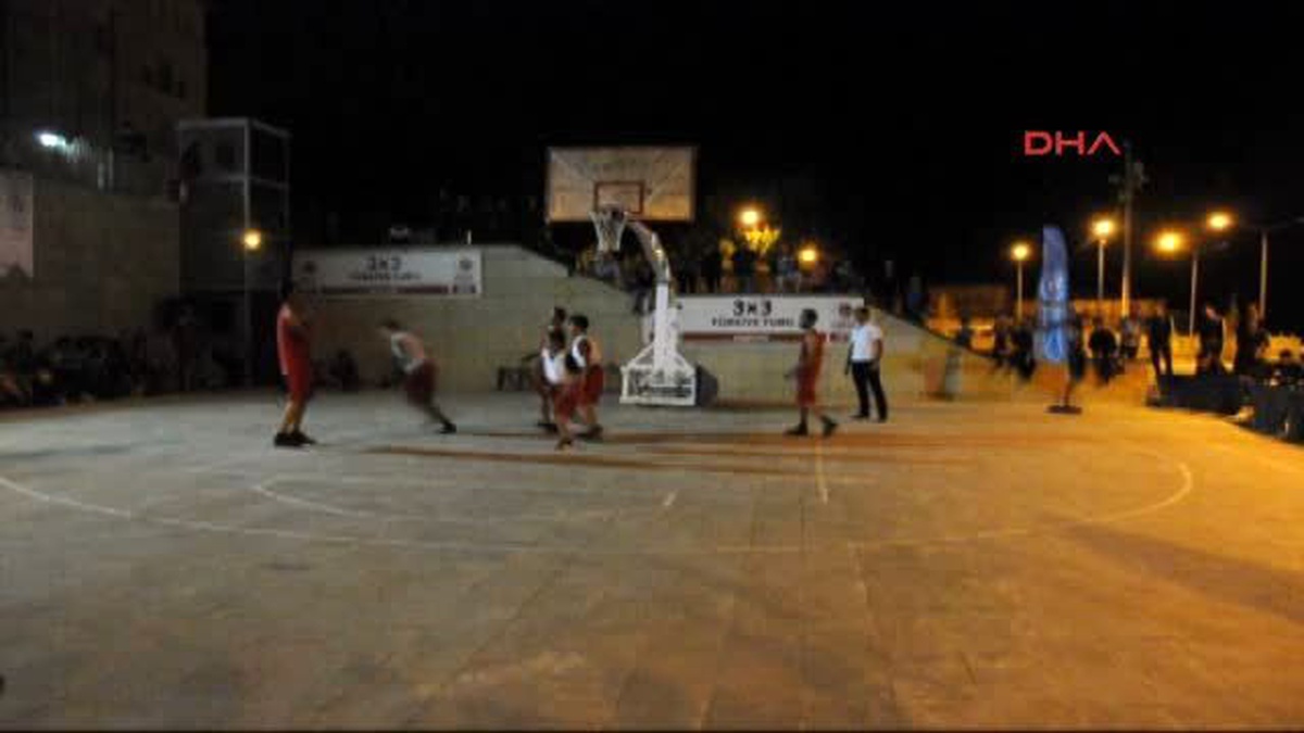 Hakkari\'de Sokak Basketboluna Büyük İlgi