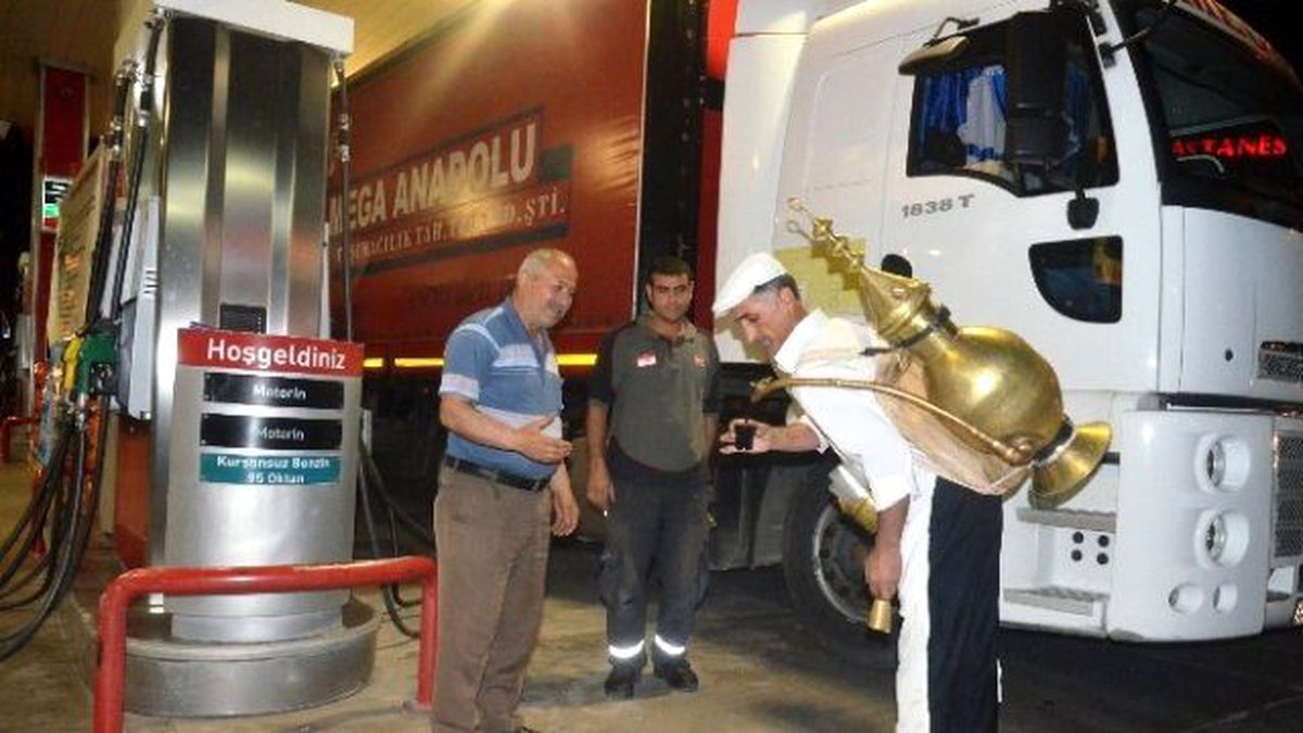 İftar Sonrası Müşterilere Meyan Şerbeti İkramı