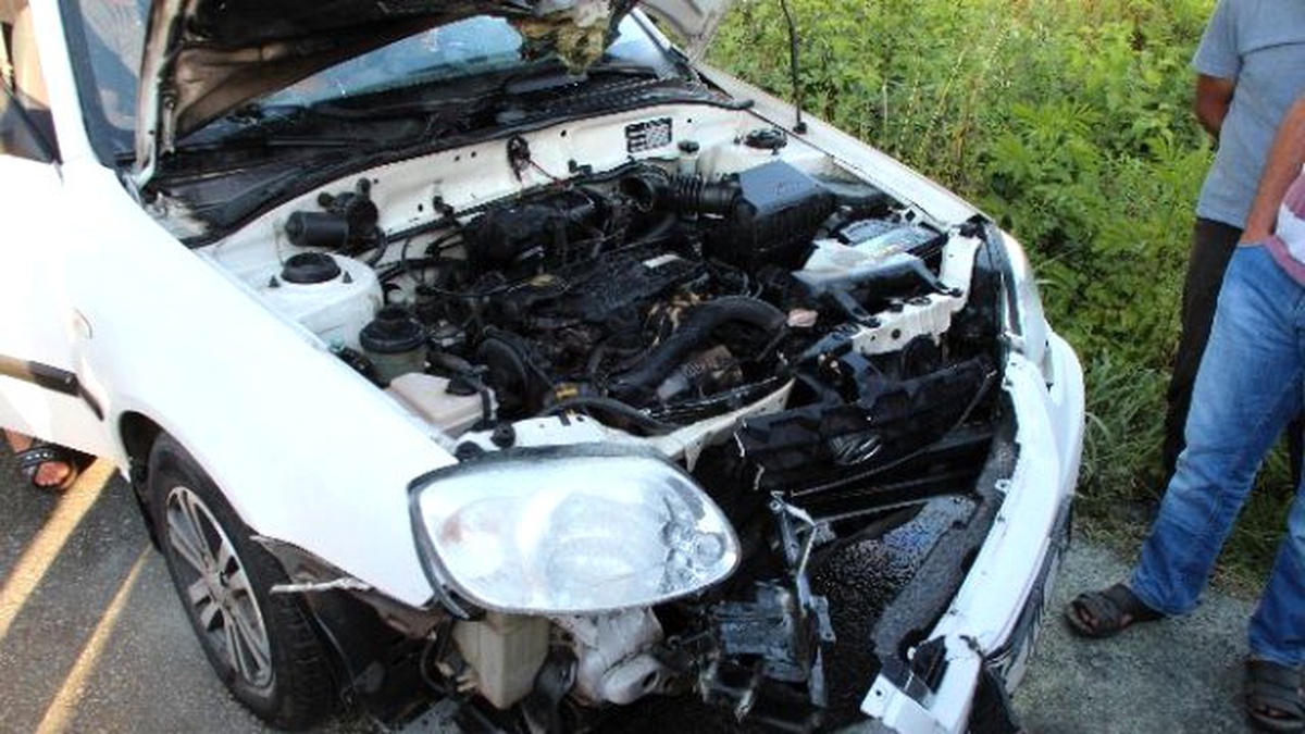 Kaza Sonrası Yanan Otomobili Vatandaşlar Söndürdü