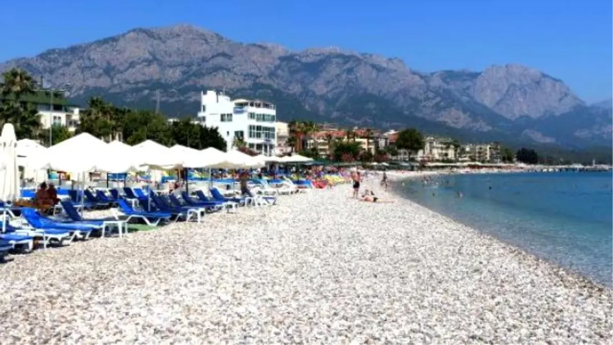 Kemer\'de Sahiller Boş Kaldı, Turizmcinin Umudu Bayram Tatili