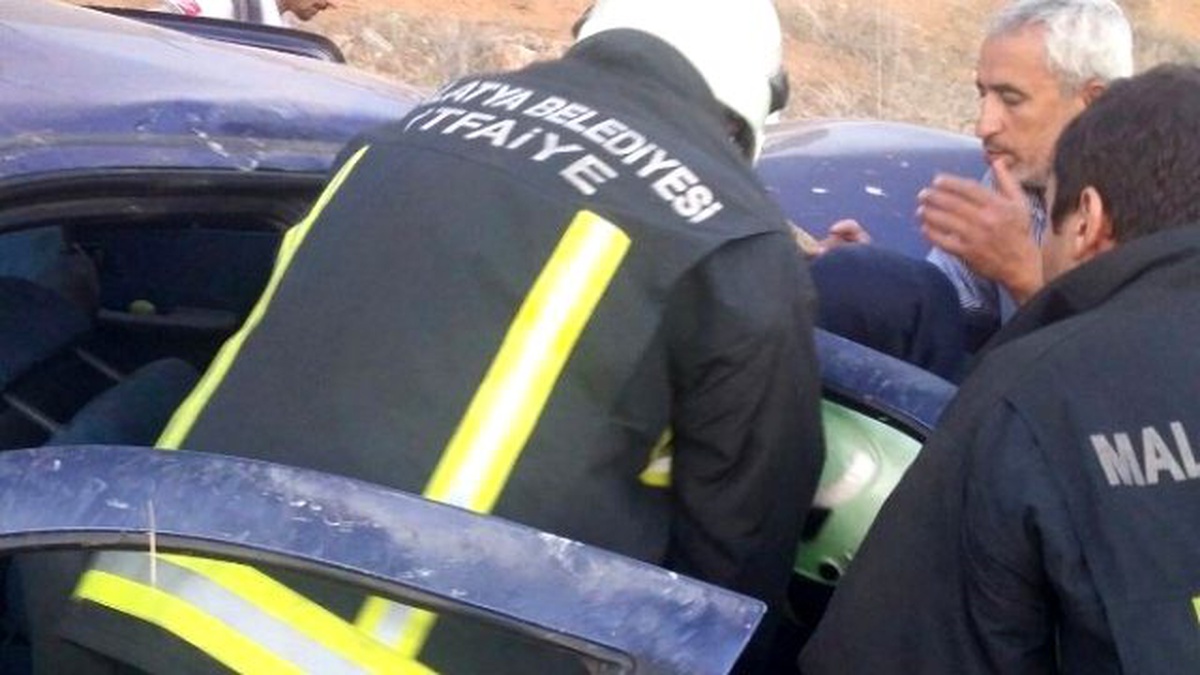 Malatya\'da Otomobil Şarampole Yuvarlandı: 5 Yaralı