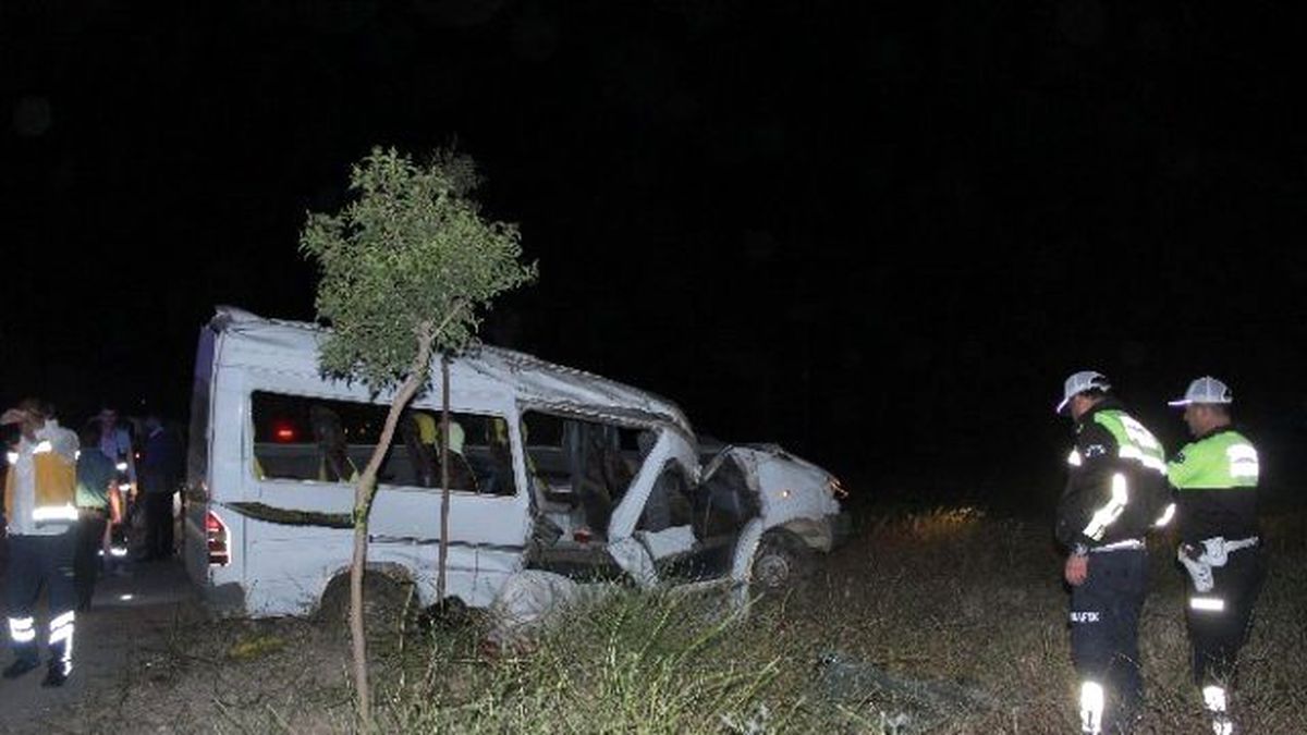 Minibüs, Aydınlatma Direğine Çarptı: 2 Ölü