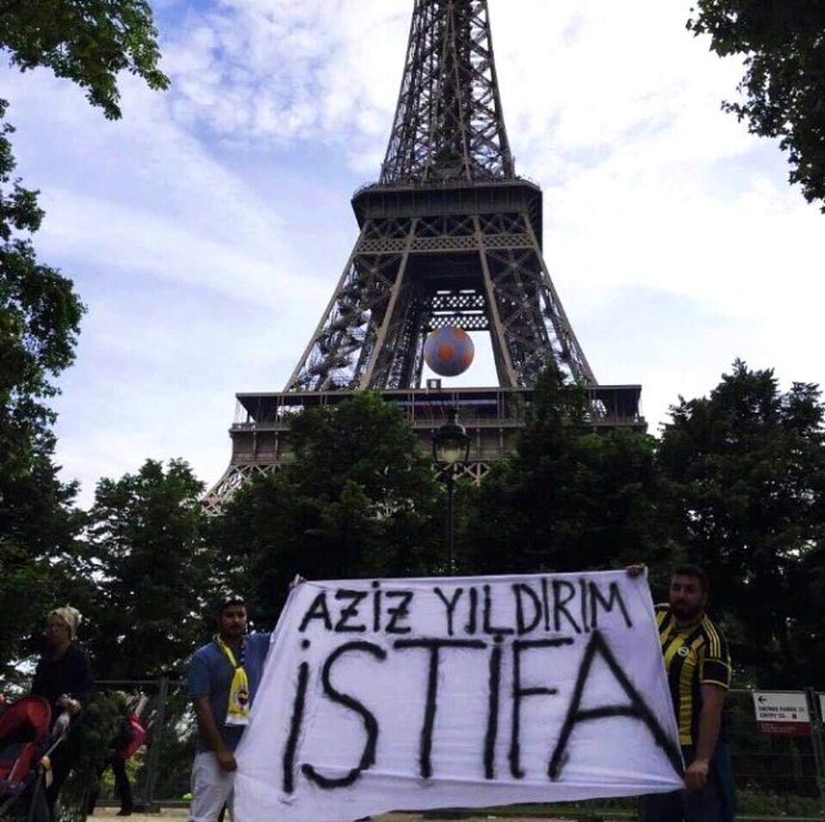 Fenerbahçeli Taraftarlar Paris'te 'Aziz Yıldırım İstifa' Pankartı Açtı