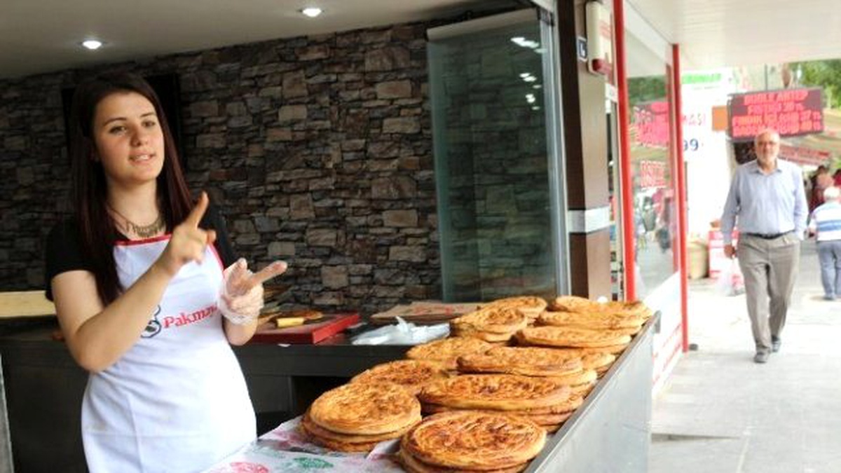 Ramazan\'da Tok Tutan Tahinli Pide İçin Uzun Kuyruklar Oluşuyor