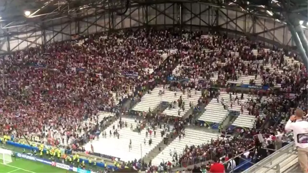 Rus Taraftarlar, İngiltere Maçı Sonrası Rakip Taraftarlara Saldırdı