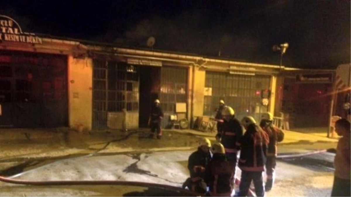 Silivri\'de Çıkan Yangında İtfaiye Eri Yaralandı
