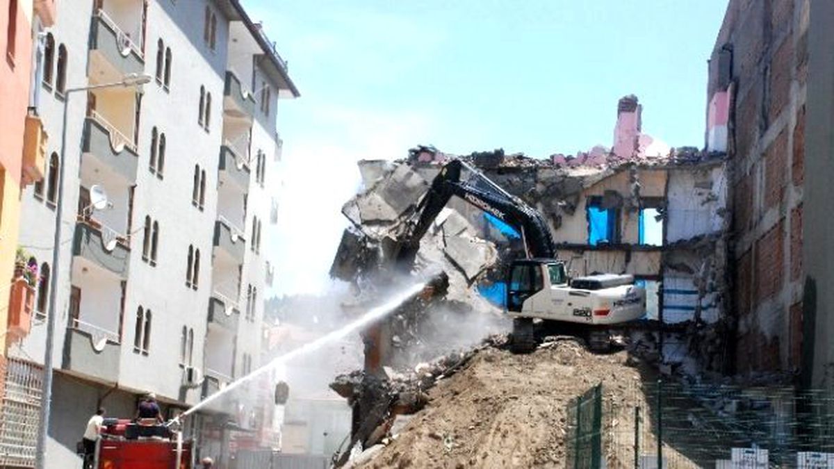 Tokat\'ta 5 Katlı Binada Yıkım Çalışması