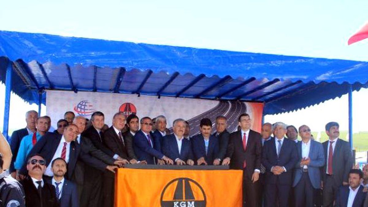 Ulaştırma Bakanı Arslan, Ardahan\'da Temel Attı