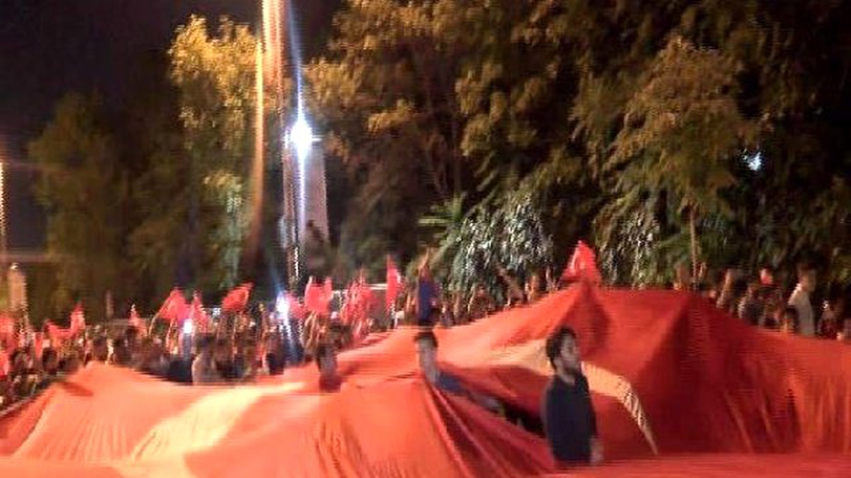 Zeytinburnu\'nda Yüzlerce Vatandaş Şehitler İçin Yürüdü
