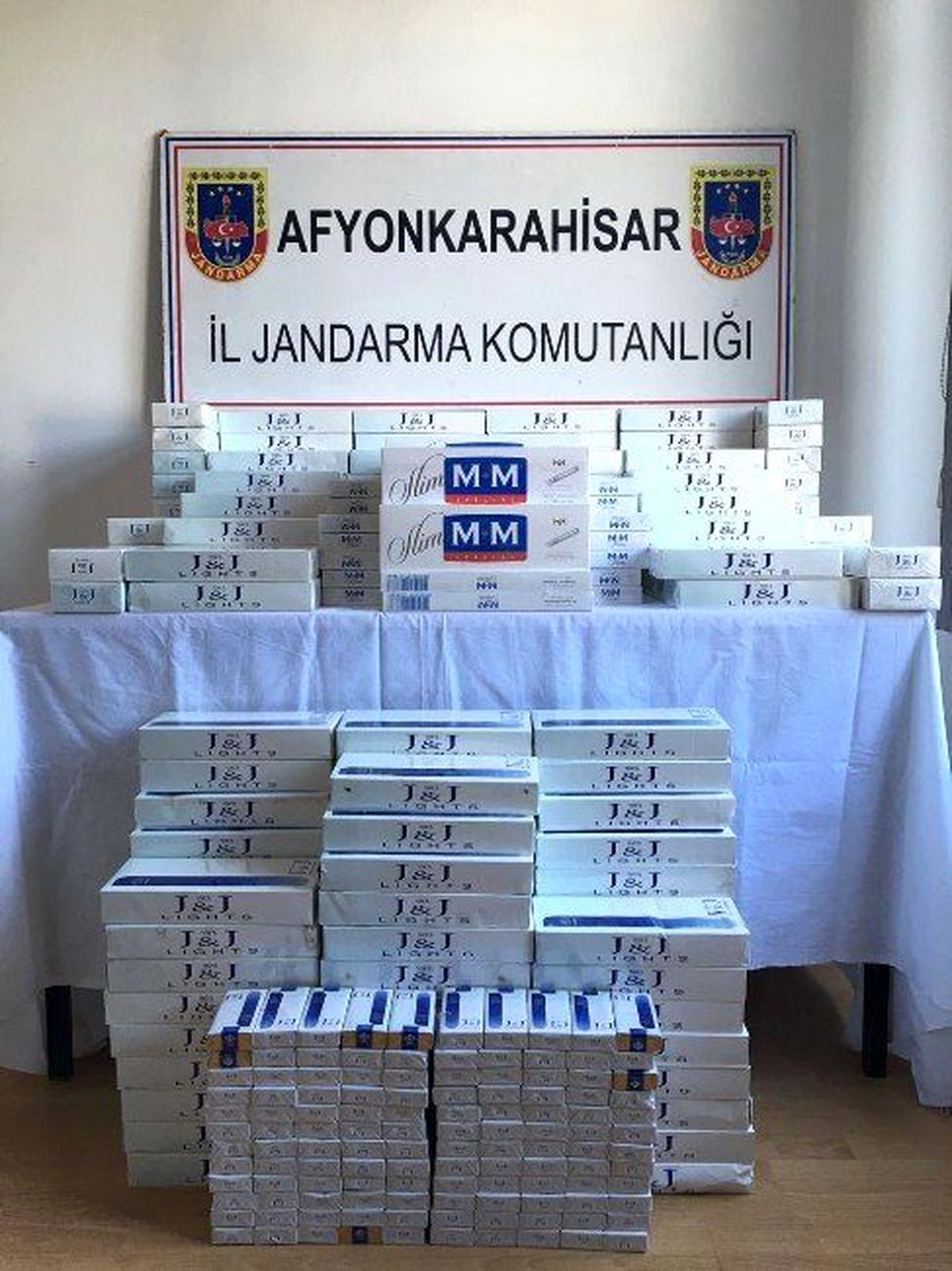 Afyonkarahisar\'da Jandarma 4 Bin 228 Paket Gümrük Kaçağı Sigara Ele Geçirdi