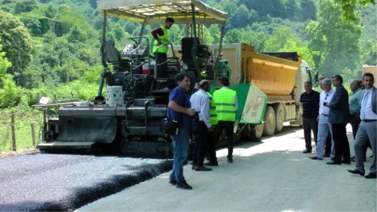 Akçakoca\'da Köy Yollarına Sıcak Asfalt