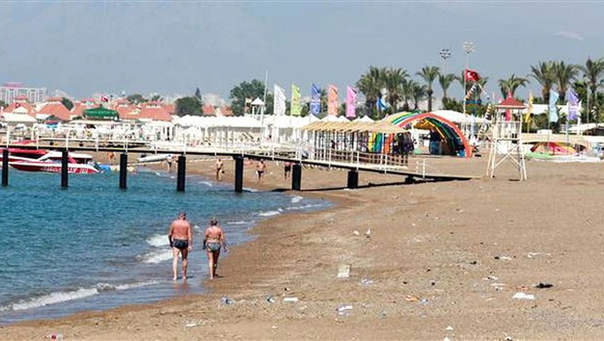 Antalya'da Sahiller Birkaç Turiste Kaldı