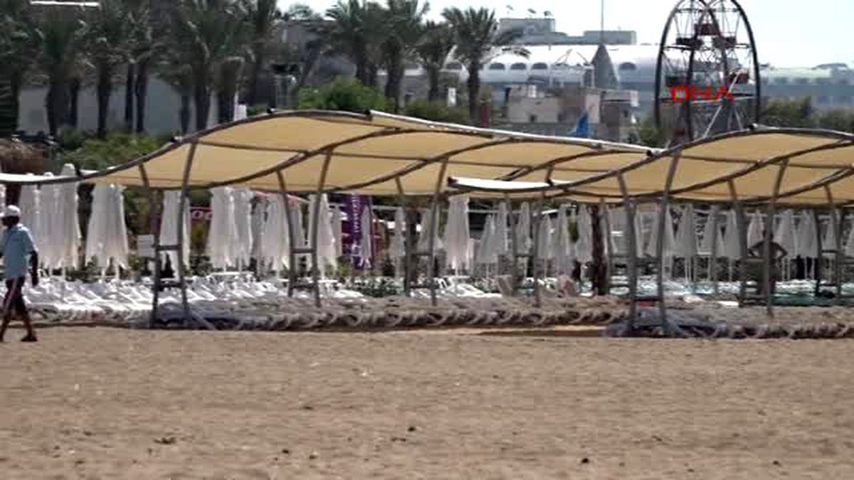 Antalya\'da Sahiller Birkaç Turiste Kaldı