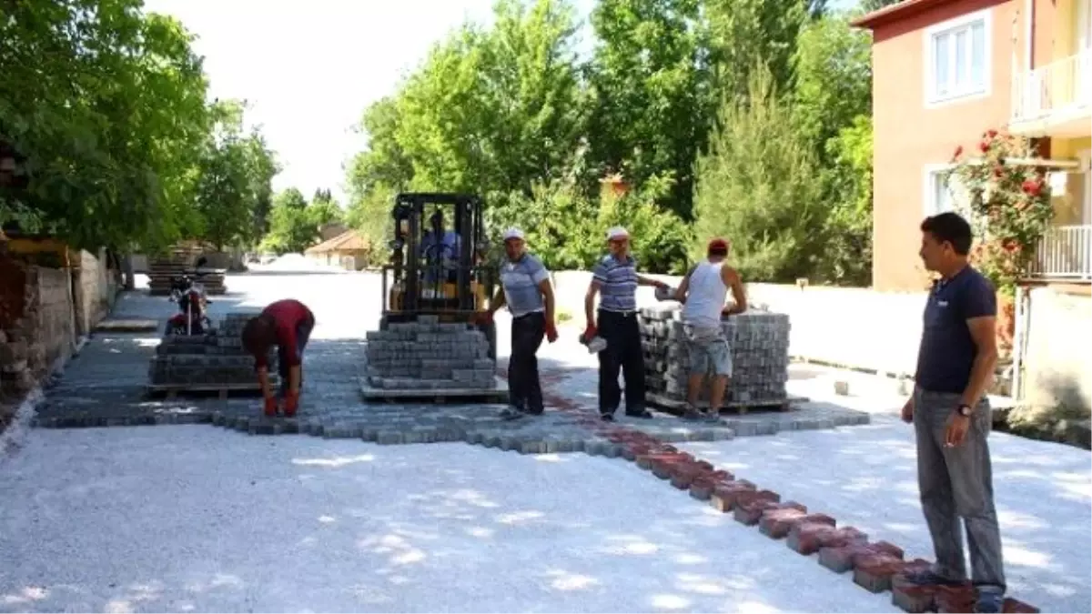 Dinar Belediyesi Kilitli Parke Taşı Döşeme Çalışmalarına Devam Ediyor