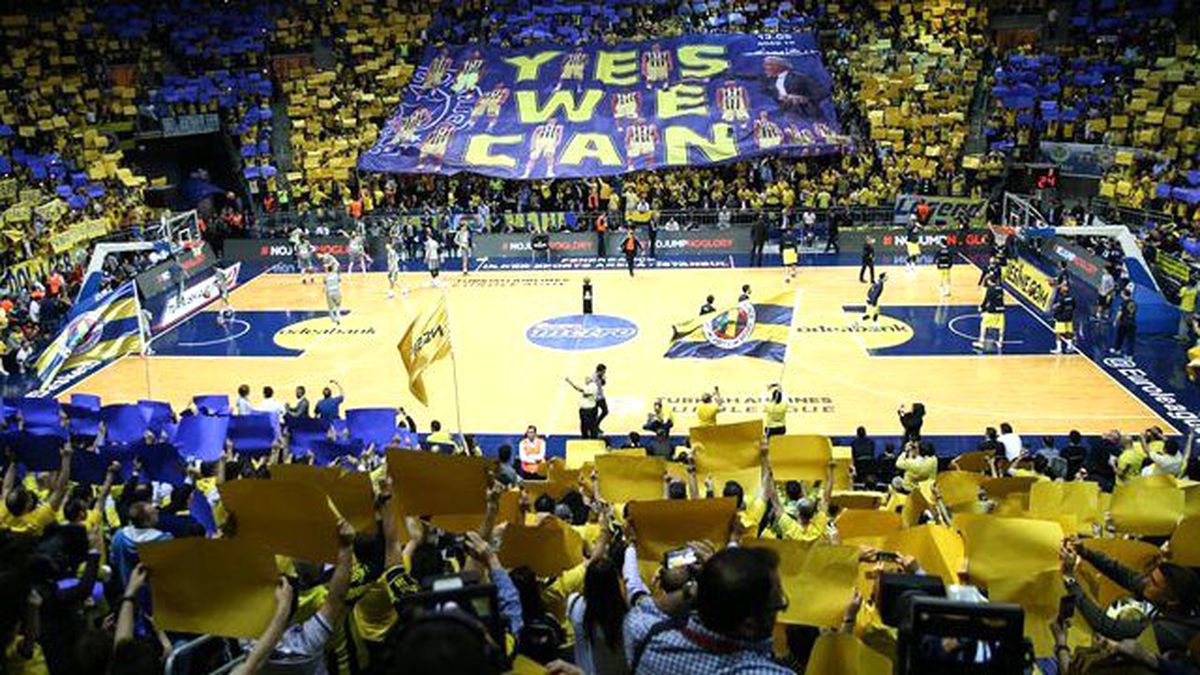 Fenerbahçeli Taraftarlar Anadolu Efesli Basketbolcuları Alkışladı