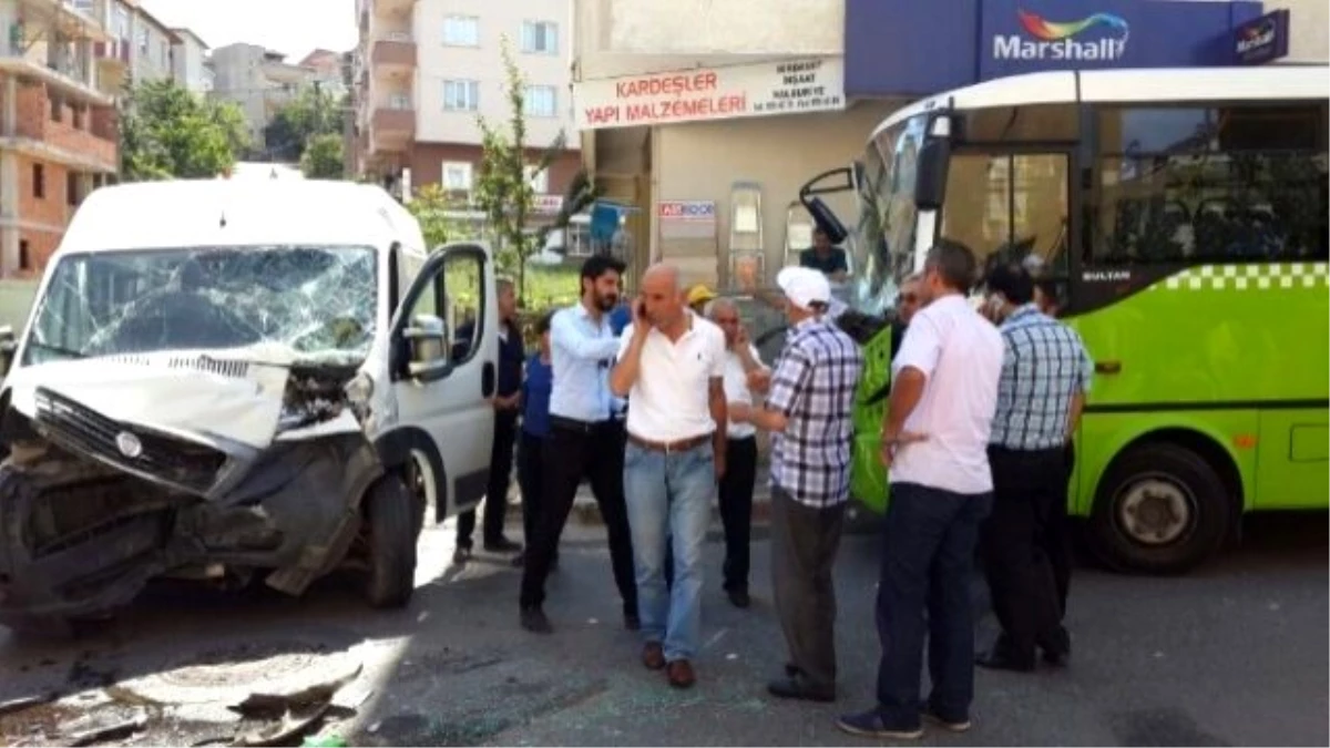 Freni Patlayan Servis Aracı, Yolcu Midibüsüne Çarptı: 20 Yaralı