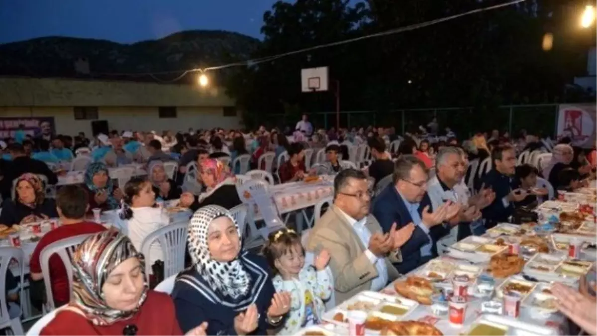 İstasyon Mahallesi\'nde Binlerce Vatandaş Aynı İftar Sofrasında Buluştu