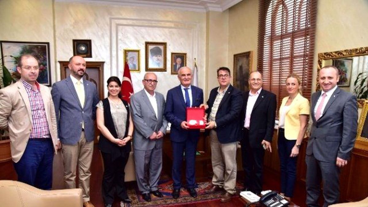Kızılay Samsun Şubesi Yönetimi, Başkan Yılmaz\'ı Ziyaret Etti