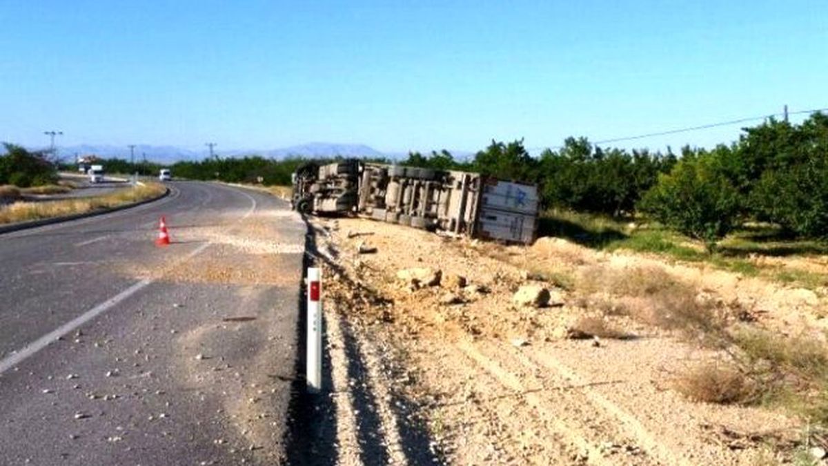 Malatya-sivas Karayolunda Tır Devrildi: 1 Ağır Yaralı