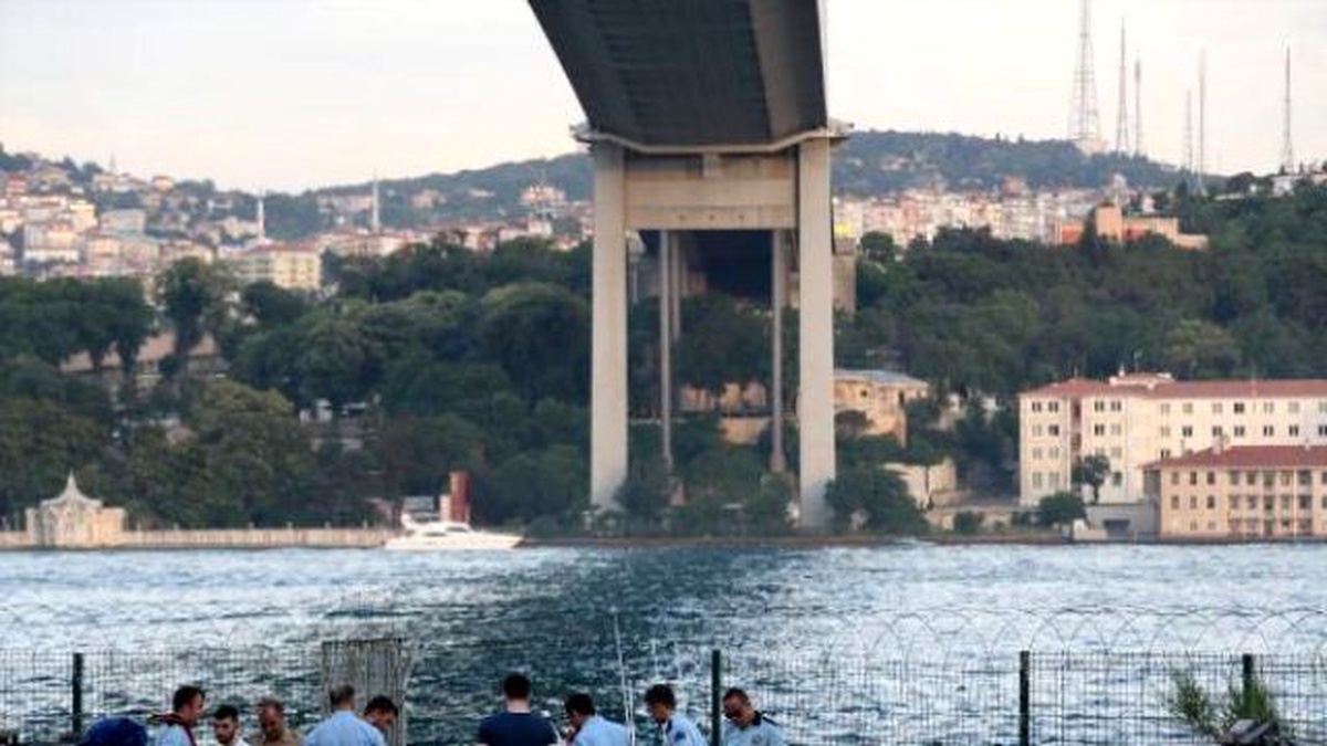 Boğaziçi Köprüsü\'ne Motosikletle Gelen Bir Kişi Köprüden Atlayıp Öldü