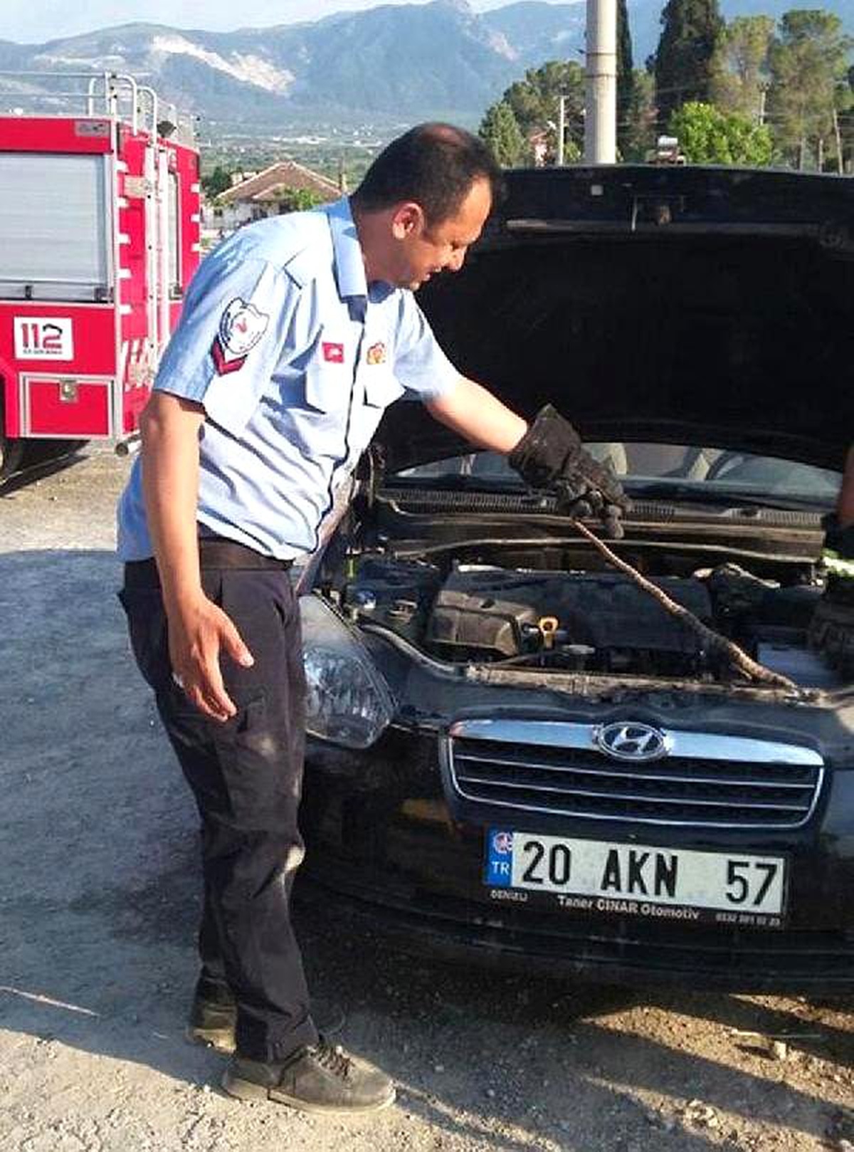 Otomobile Giren Yılanı İtfaiye Çıkardı