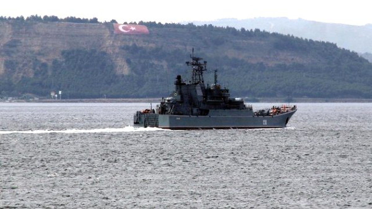 Rus Savaş Gemisi Çanakkale Boğazı\'ndan Geçti