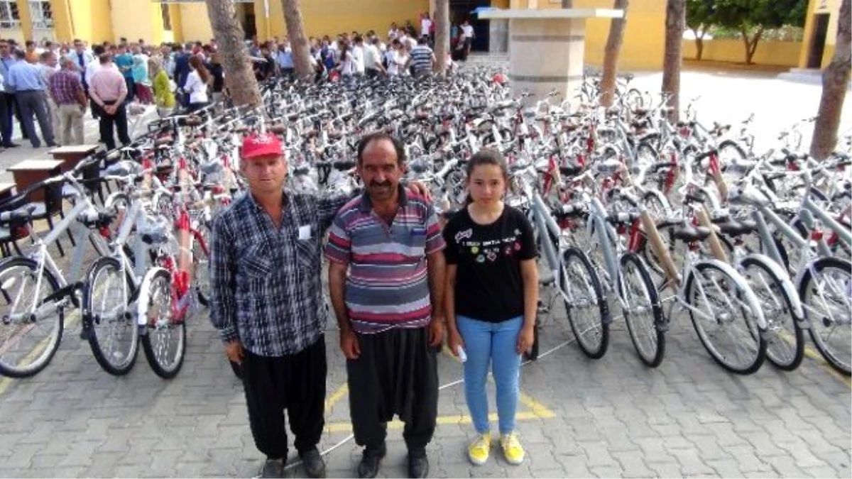 Silifke\'de Başarılı Öğrencilere Bisiklet Dağıtıldı