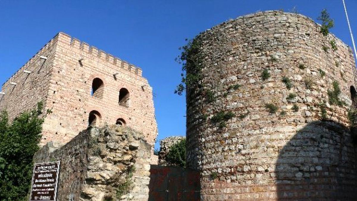 Tarihi Kalenin Üstüne Sprey Boya ile Yazı Yazdılar