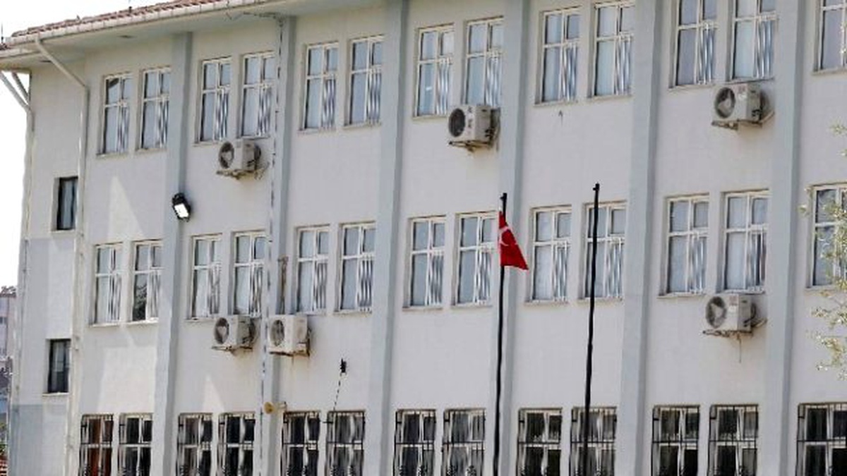 Yakılan Bayrakların Yerine Yenisi Asıldı