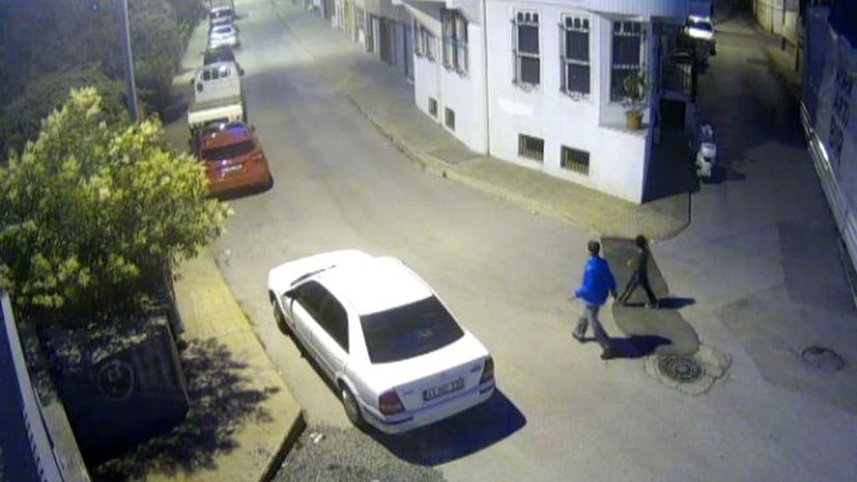 Yaşı Küçük Motor Hırsızları Güvenlik Kamerasına Yakalandı