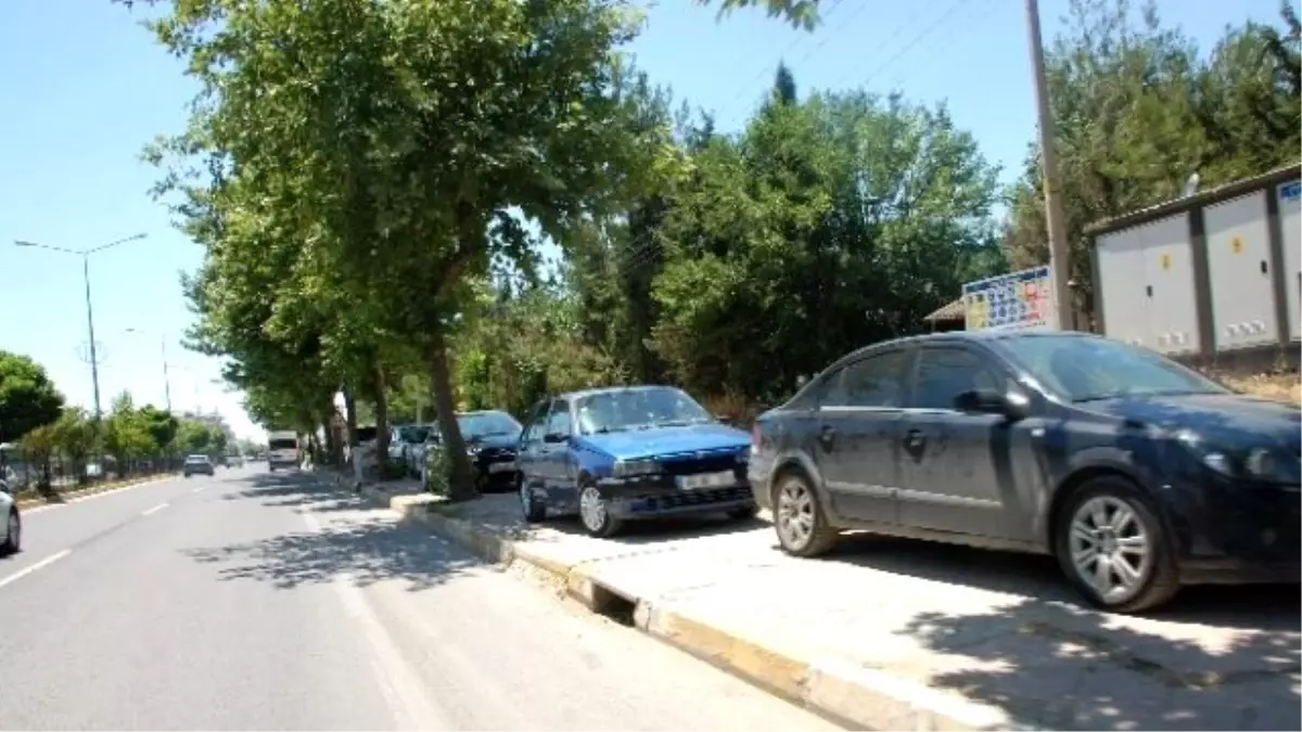 Yaya Kaldırımları Oto Park Alanına Döndü