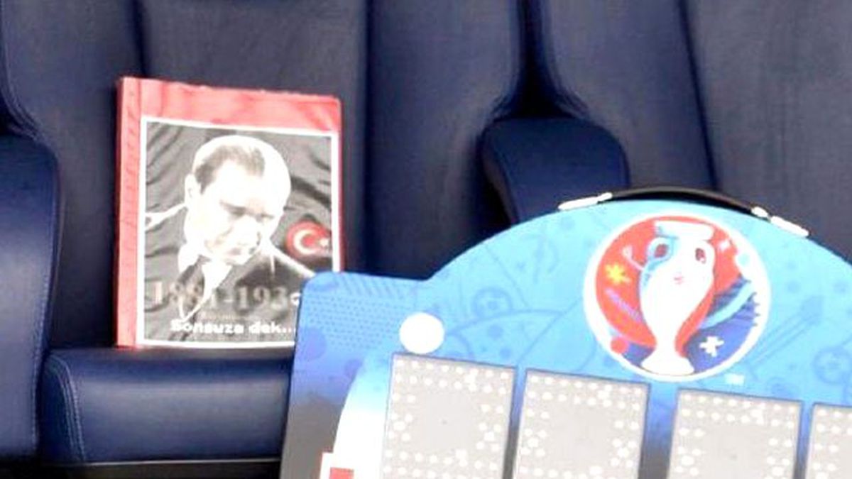 Türkiye'nin Yedek Kulübesindeki Atatürk Fotoğrafının Sırrı..