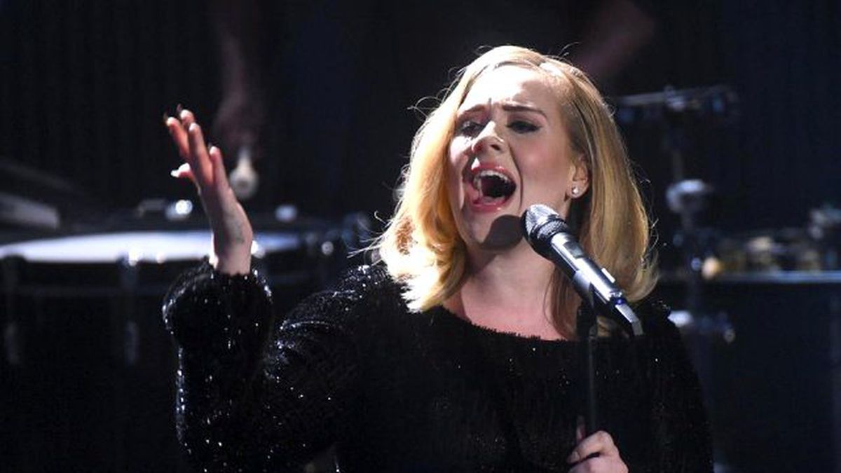 Adele Belçika'daki Konserinde Gözyaşlarına Engel Olamadı