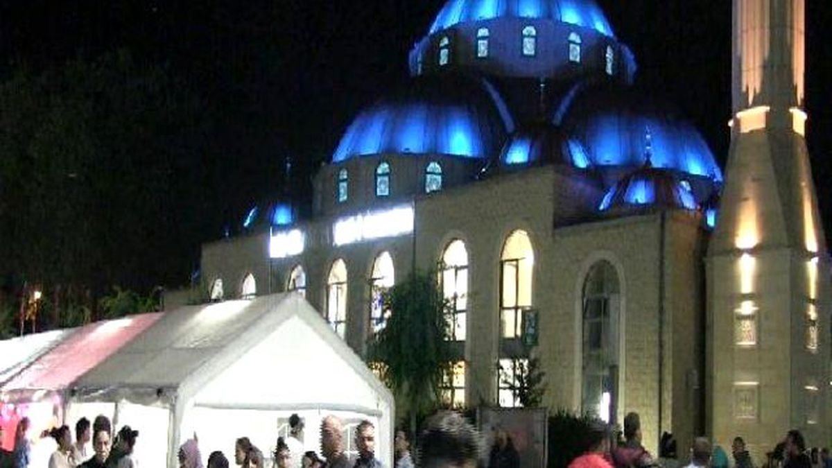 Almanya\'nın Sultanahmet Camisi Dolup Taşıyor