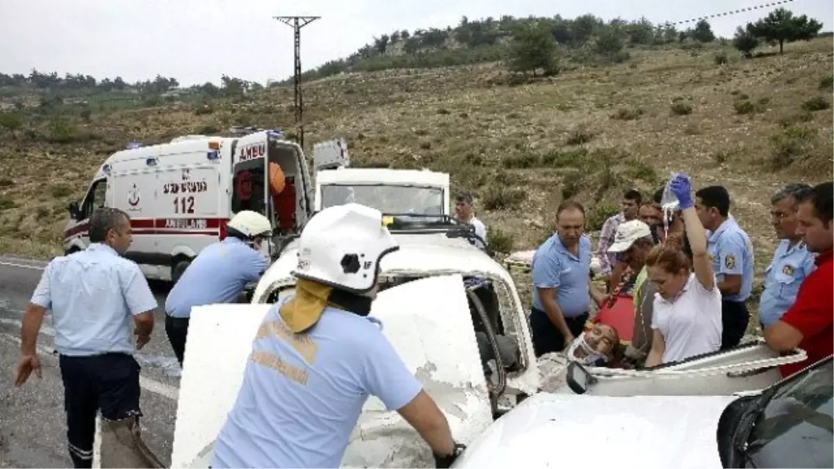 Araçta Sıkışan Sürücü İtfaiye Ekiplerince Kurtarıldı