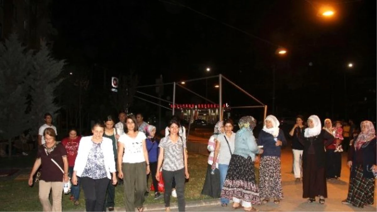 Bağlar Belediyesi Kadın Yöneticileri İftar Sonrası Fulan Park\'ta Vatandaşlarla Bir Araya Geldi