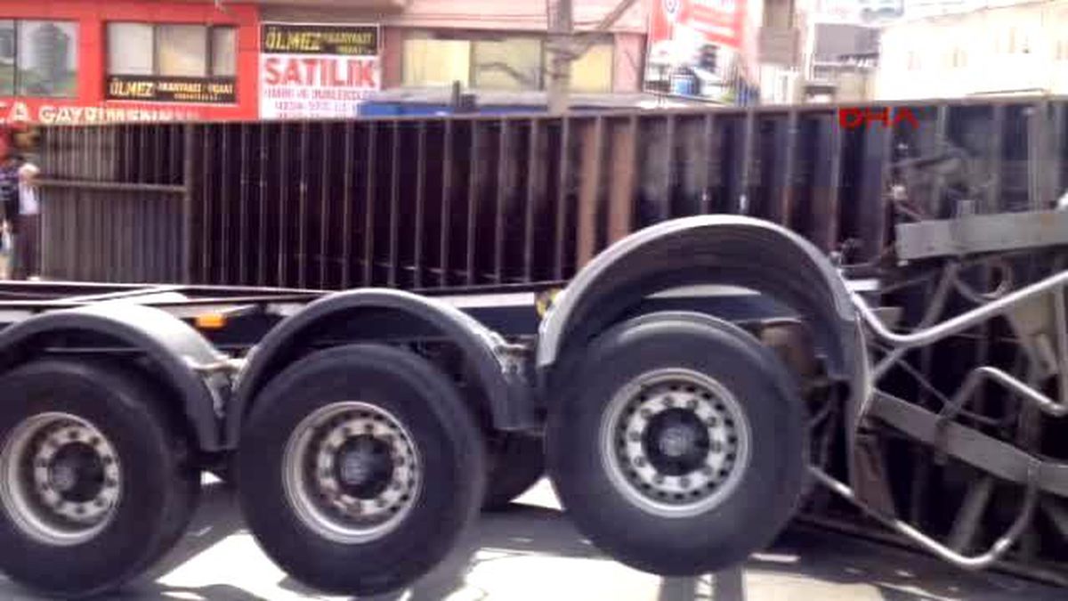Bursa - Tır\'ın Dorsesi Devrildi, İstanbul-Bursa Karayolu Trafiğe Kapandı