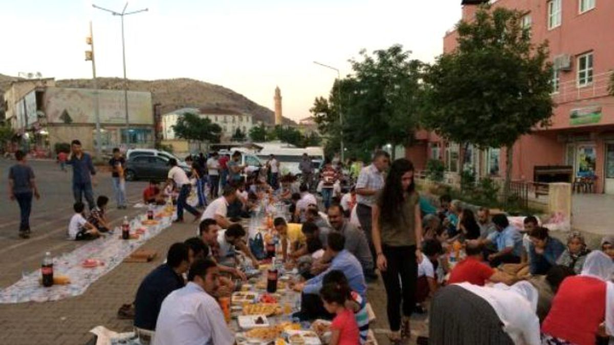 Çadır Olmayınca Yerde İftar Açtılar