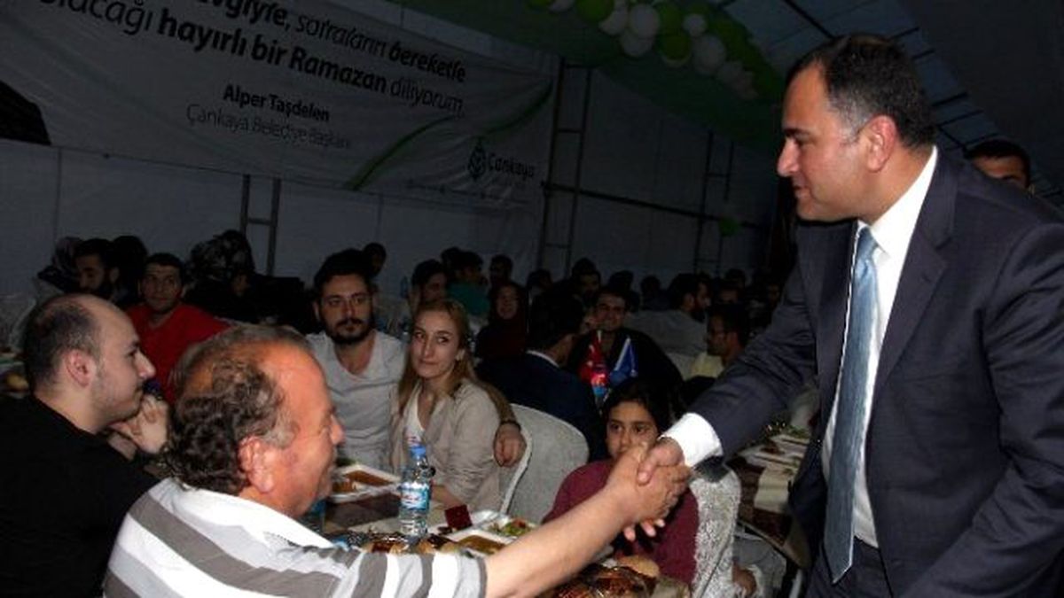Çankaya Belediye Başkanı Alper Taşdelen Vatandaşlarla İftarda Buluştu