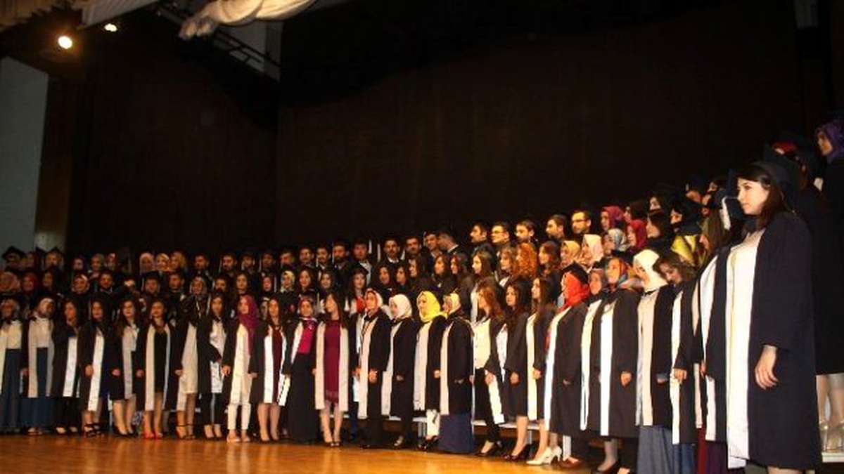 Erü Sağlık Bilimleri Fakültesi\'nde Mezuniyet Sevinci
