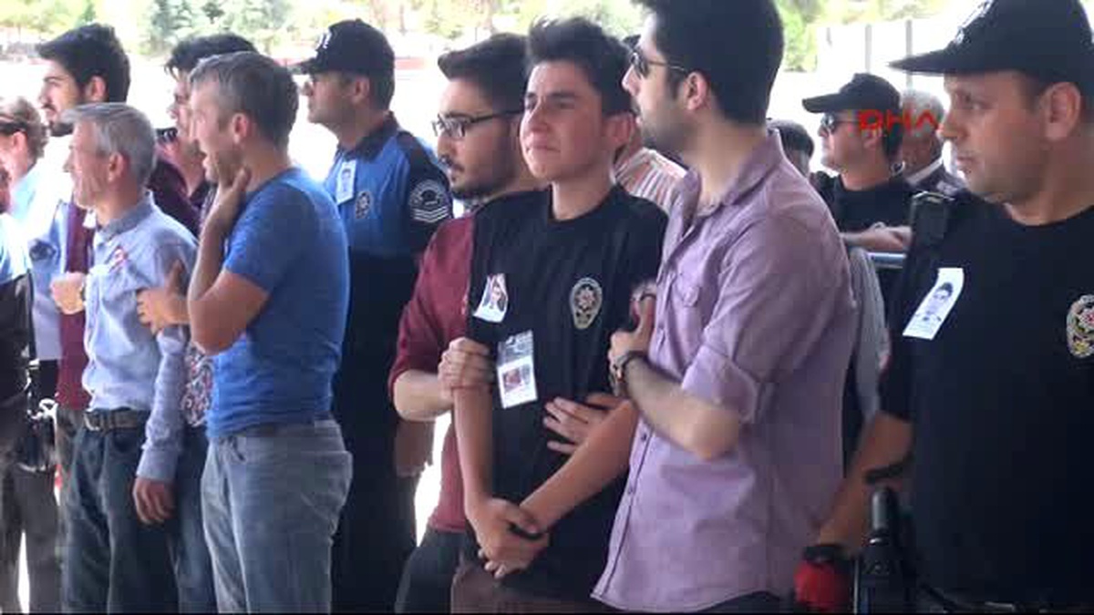 Gaziantep Doldur-boşalt Sırasında Şehit Olan Polis Toprağa Verildi