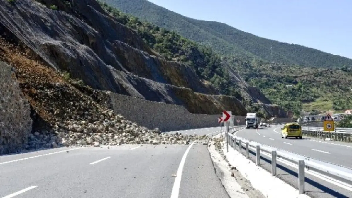 Gümüşhane-trabzon Karayolunda Heyelan