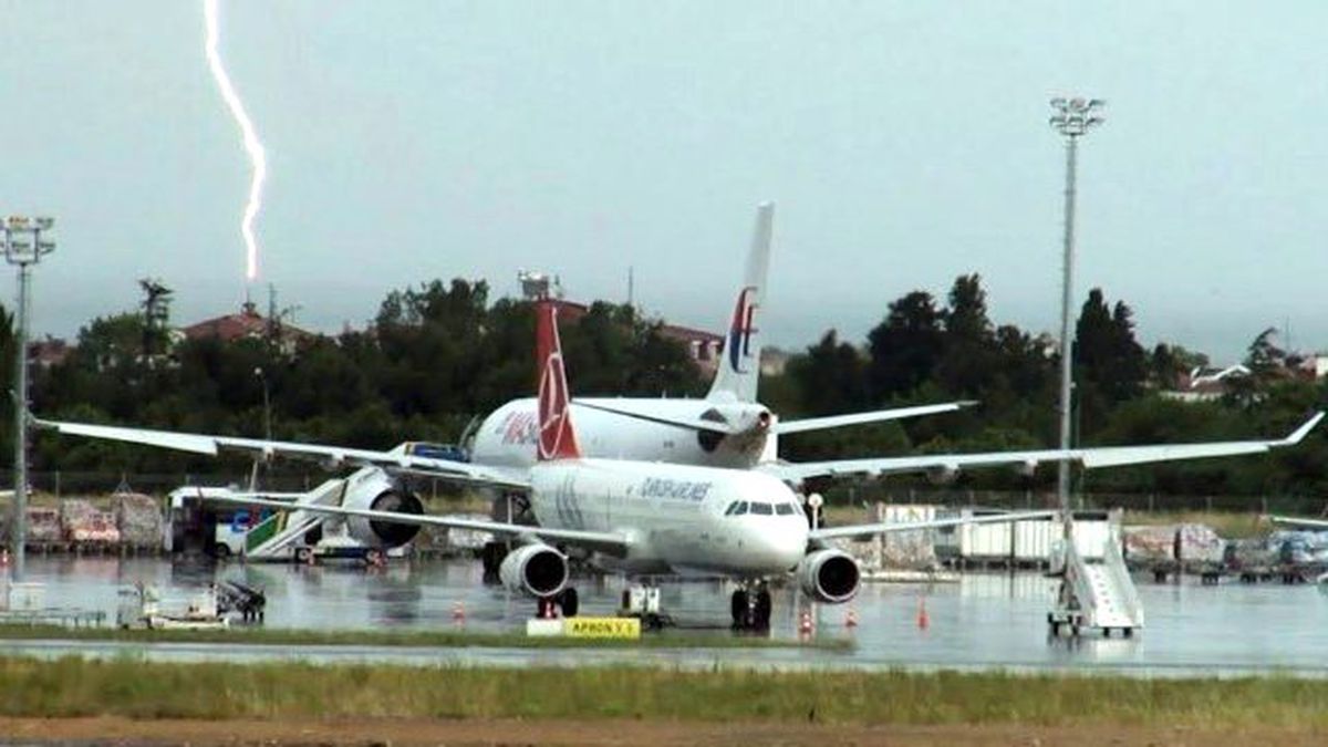 Pilotlar, Kümülonimbus Bulutları Yüzünden Atatürk Havalimanı\'na İnemedi