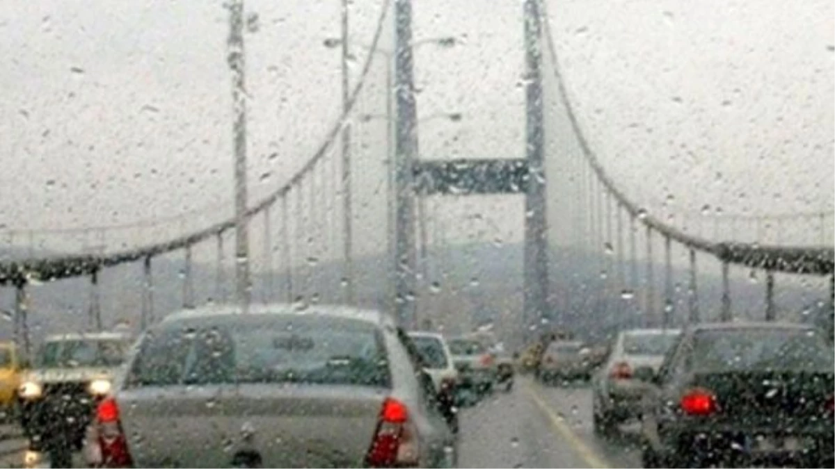 İstanbul\'da Sağanak Yağış Trafiği Felç Etti