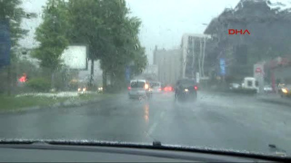 İstanbul\'u Kara Bulutlar Sardı; Sağanak Yağmur Başladı