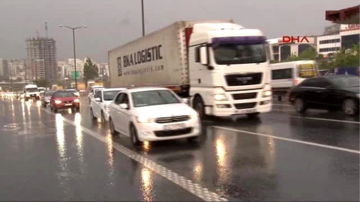 İstanbul\'u Kara Bulutlar Sardı; Sağanak Yağmur Başladı