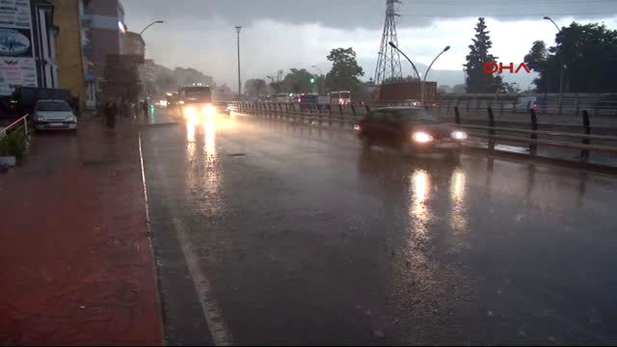 İzmit\'te Yarım Saatlik Sağanak Hayatı Felç Etti