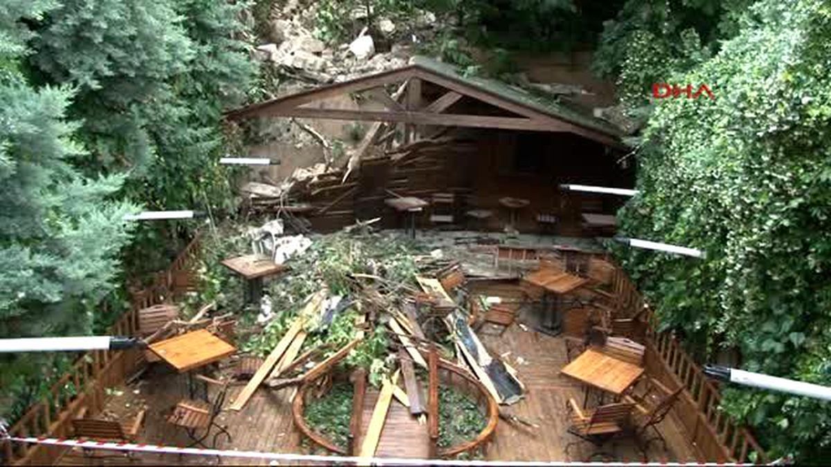 Kadıköy'de Çay Bahçesinde Oturanların Üzerine Duvar Çöktü: 3 Yaralı