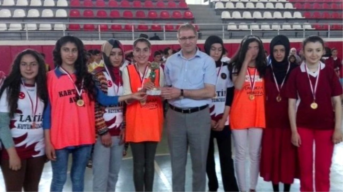 Kovancılar\'da Spor Müsabakalarında Dereceye Okulların Kupaları Verildi