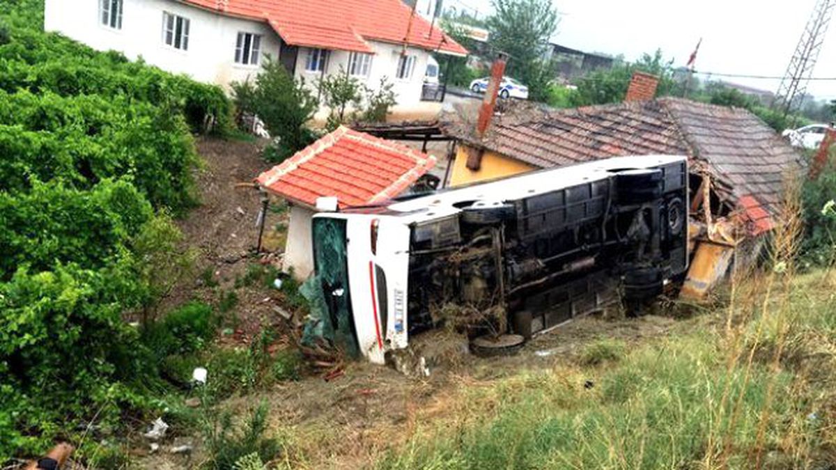 Manisa'da Öğrenci Servisi Devrildi: 26 Yaralı